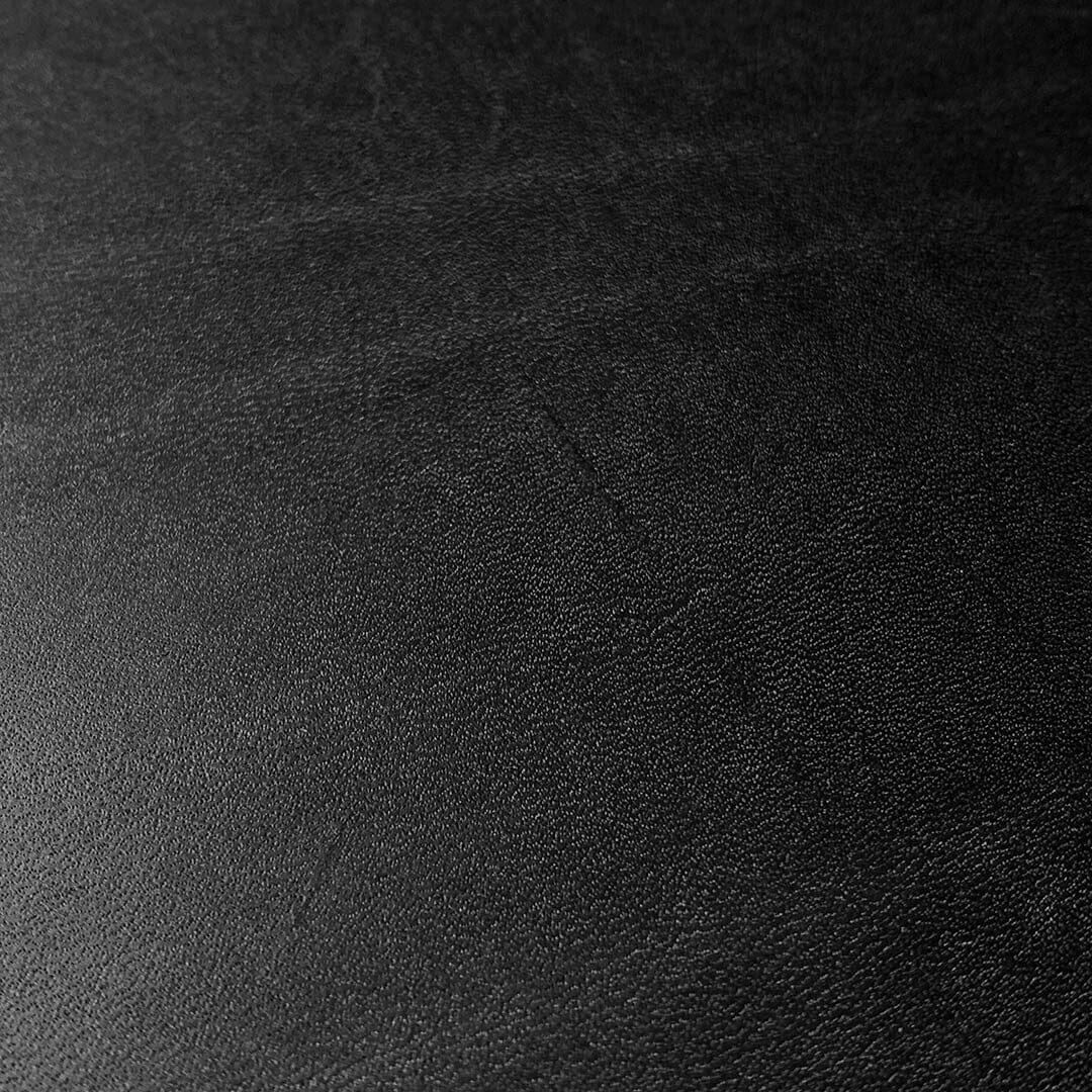 Zoomed detail shot of the grain on the Charcoal leather phone case by Keyway