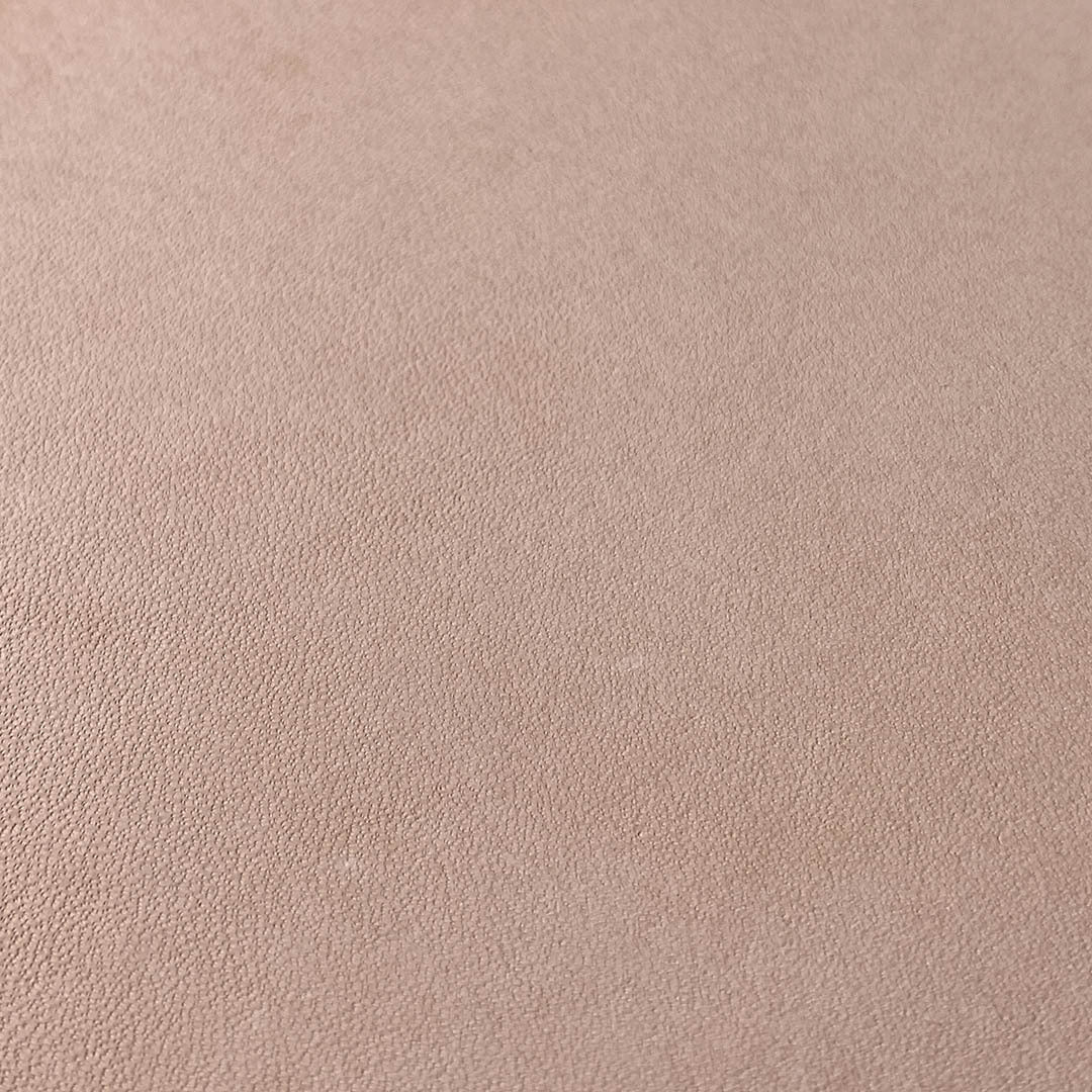 Zoomed detail shot of the grain on the Natural leather phone case by Keyway