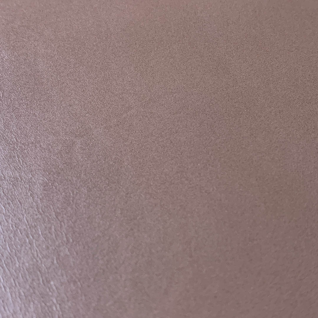 Zoomed in detail shot of the grain on the Slate leather phone case by Keyway
