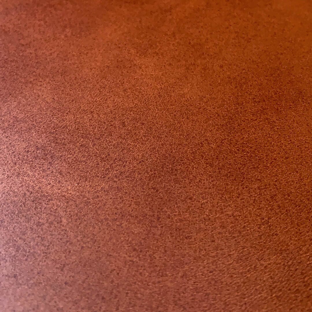 Zoomed detail shot of the grain on the Whiskey leather phone case by Keyway