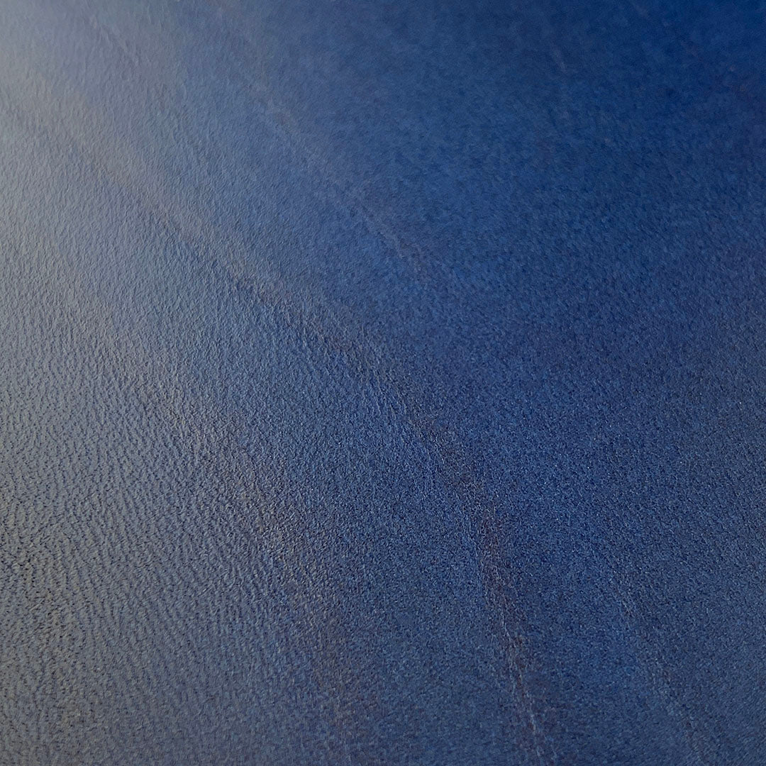 Zoomed detail shot of the grain on the Midnight leather phone case by Keyway