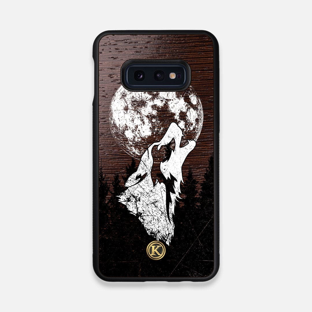 Front view of the high-contrast howling wolf on a full moon printed on a Wenge Wood Galaxy S10e Case by Keyway Designs